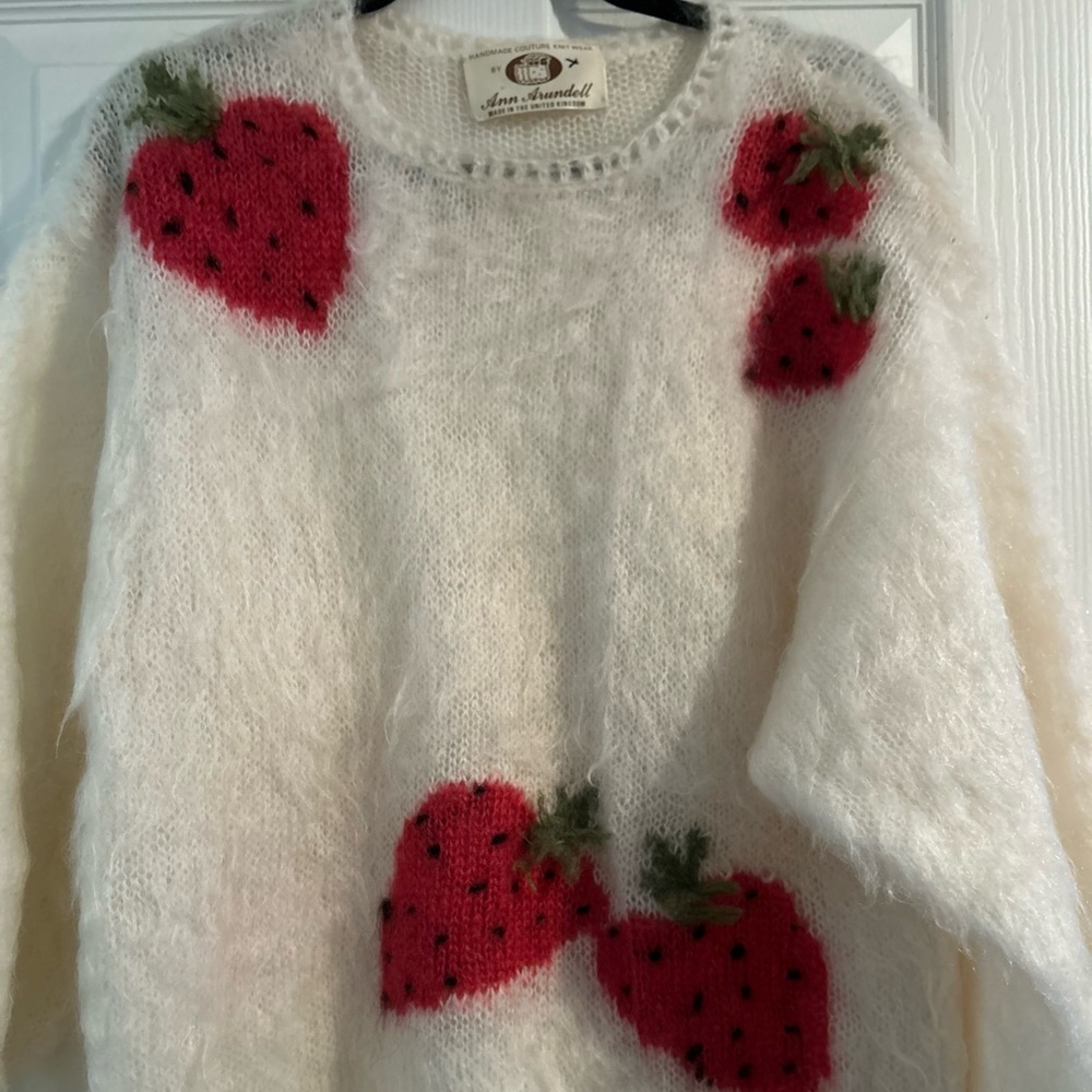 ANN ARUNDELL UK COUTURE LAMBSWOOL STRAWBERRY SWEATER SIZE MEDIUM